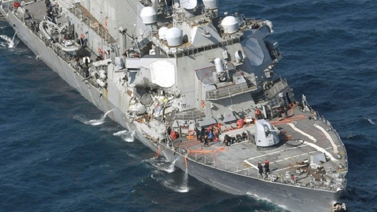 Lý do khiến khu trục hạm Mỹ bị tàu chở hàng Philippines đâm thủng