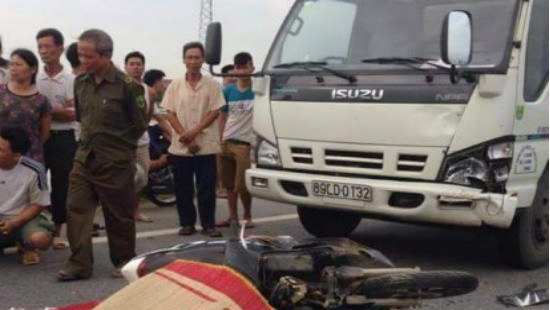 Hưng Yên: Xe máy va chạm với xe tải, 2 người thương vong
