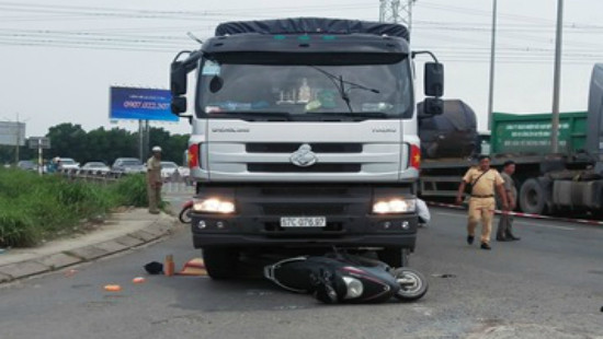 TP HCM: Va chạm với xe tải, 3 người trong gia đình thương vong