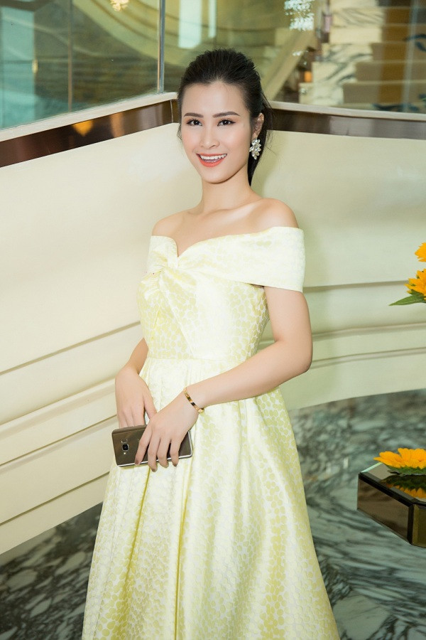 Adrian Anh Tuấn “nhuộm” sắc vàng lên váy, áo của mỹ nhân Việt