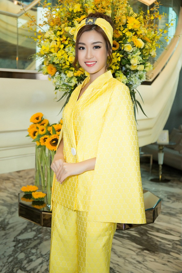 Adrian Anh Tuấn “nhuộm” sắc vàng lên váy, áo của mỹ nhân Việt