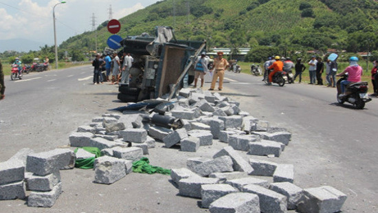 Khánh Hòa: Tai nạn giao thông liên hoàn, 3 người thương vong