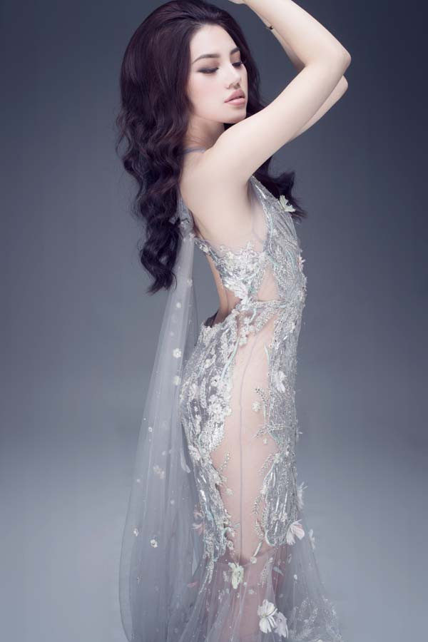 Jolie Nguyễn khoe dáng ngọc ngà với váy hàng hiệu 12.000 USD