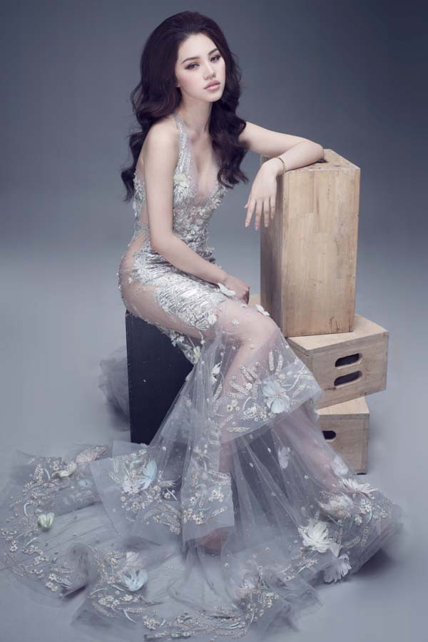 Jolie Nguyễn khoe dáng ngọc ngà với váy hàng hiệu 12.000 USD