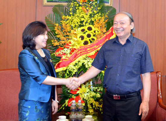 Phó Chánh án TANDTC Nguyễn Thúy Hiền chúc mừng các cơ quan báo chí nhân ngày 21/6