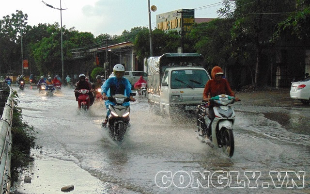 Hà Nội: Giao thông hỗn loạn dọc Quốc lộ 1A do mưa lớn