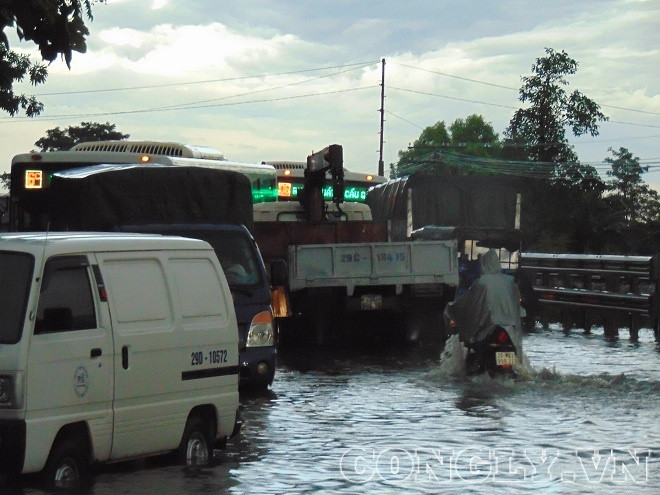 Hà Nội: Giao thông hỗn loạn dọc Quốc lộ 1A do mưa lớn