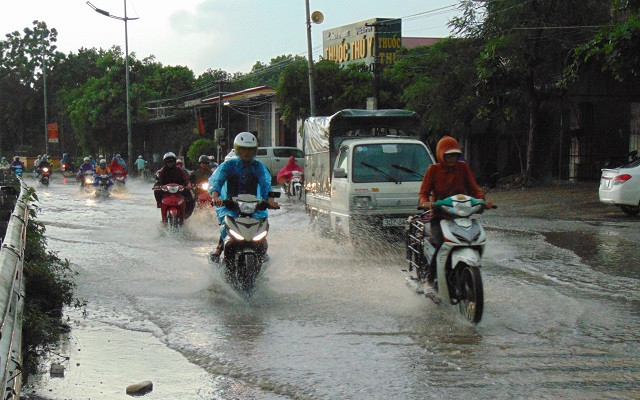 Hà Nội: Mưa lớn, nhiều tuyến phố ngập nước