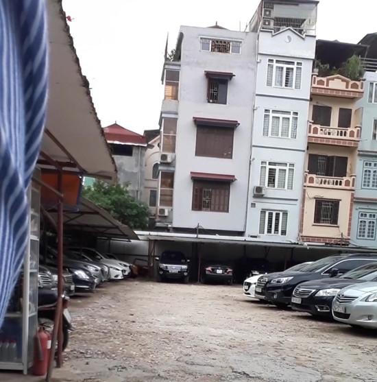Quận Ba Đình - Hà Nội: Bãi xe trái phép ngang nhiên hoạt động trên đất dự án