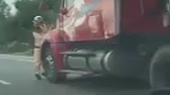 Bám xe container vi phạm, Thượng úy CSGT bị hất văng xuống đường
