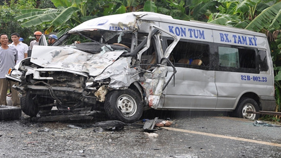 Đã có 4 nạn nhân tử vong trong vụ TNGT giữa 2 xe khách tại Kon Tum