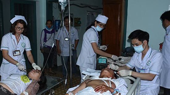 Vụ TNGT ở Kon Tum: Cấp cứu bệnh nhân, 24 người nghi phơi nhiễm HIV