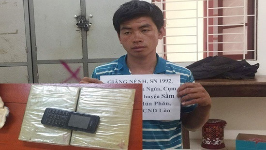 Bắt đối tượng người Lào mang 2 bánh heroin đi bán