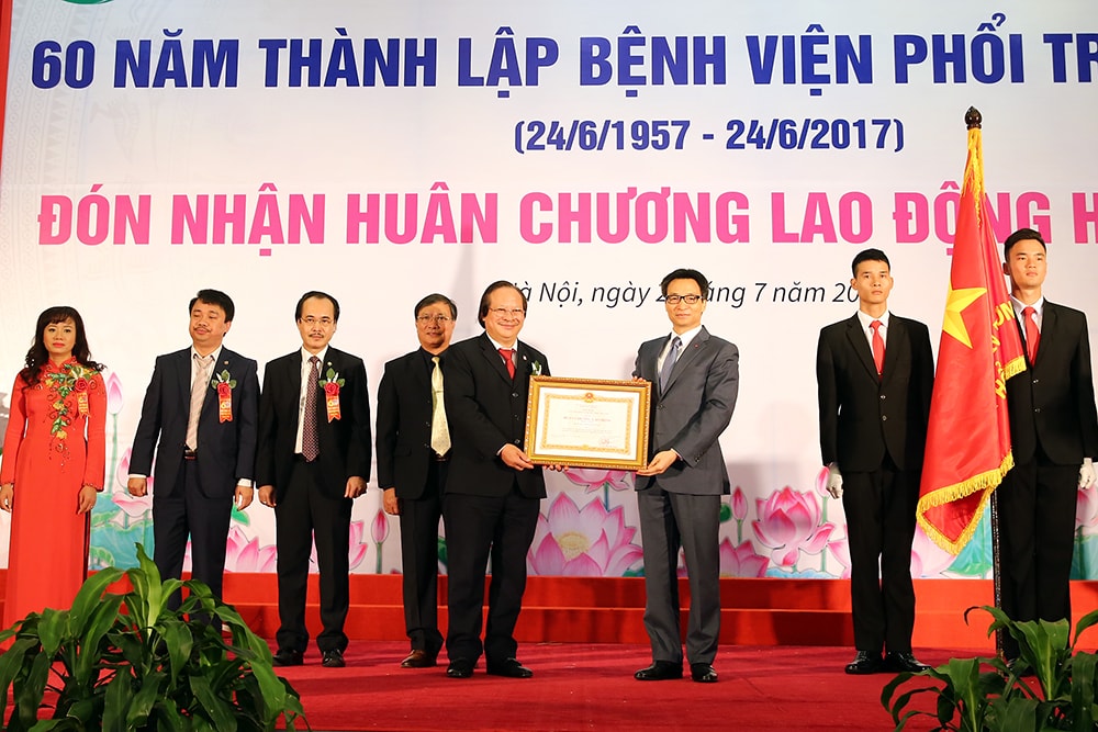 Bệnh viện Phổi TW đón nhận Huân chương lao động hạng Nhất