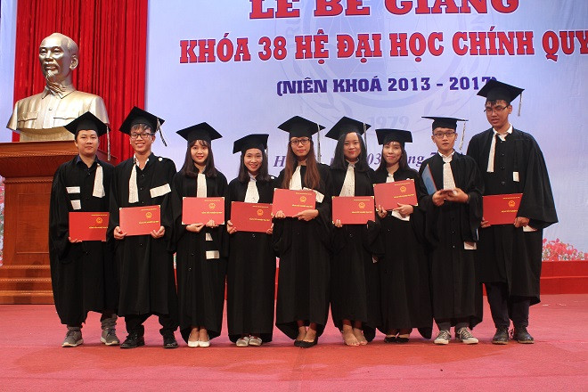 Trường đại học Luật Hà Nội tổ chức lễ tốt nghiệp cho 1529 sinh viên ra trường
