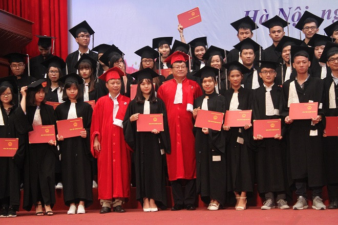 Trường đại học Luật Hà Nội tổ chức lễ tốt nghiệp cho 1529 sinh viên ra trường