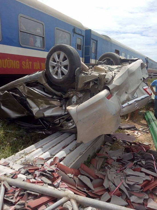 Nghệ An: Tàu hỏa tông xe 4 chỗ, 2 người tử vong