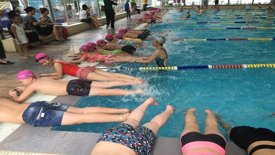 Hà Nội: 230 học sinh có hoàn cảnh khó khăn được học bơi miễn phí