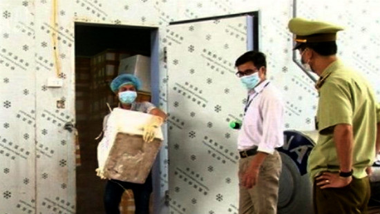 Lạng Sơn: Tiêu hủy 7 tấn lòng non và 4,4 tấn thịt sơ chế bằng hóa chất