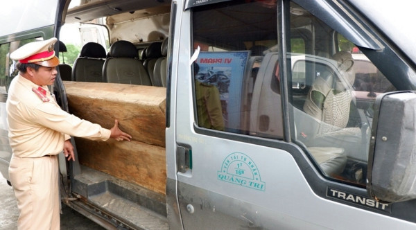 Quảng Nam: Bắt xe Ford chở gỗ lậu 