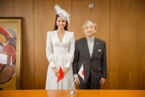 Phạm Hương diện đầm trắng cổ điển thăm Lãnh sự quán Việt Nam ở Nhật