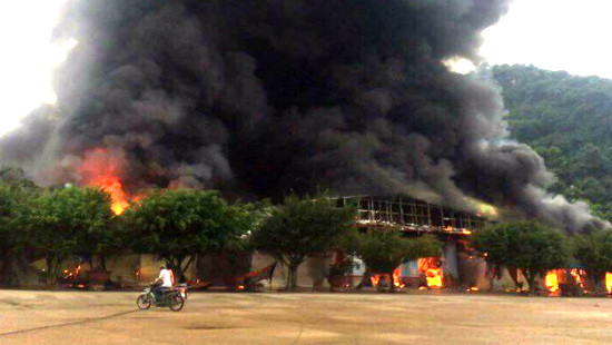 Lạng Sơn: Biển lửa thiêu rụi nhiều ki ốt tại chợ Tân Thanh