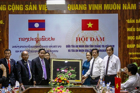 Hội đàm trao đổi kinh nghiệm giữa TAND tỉnh Quảng Trị và TAND tỉnh Savannakhet (Lào)