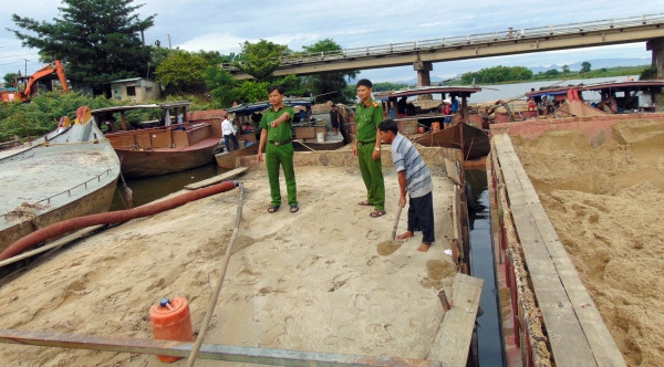 Bắt 5 tàu hút cát trái phép trên sông Thu Bồn