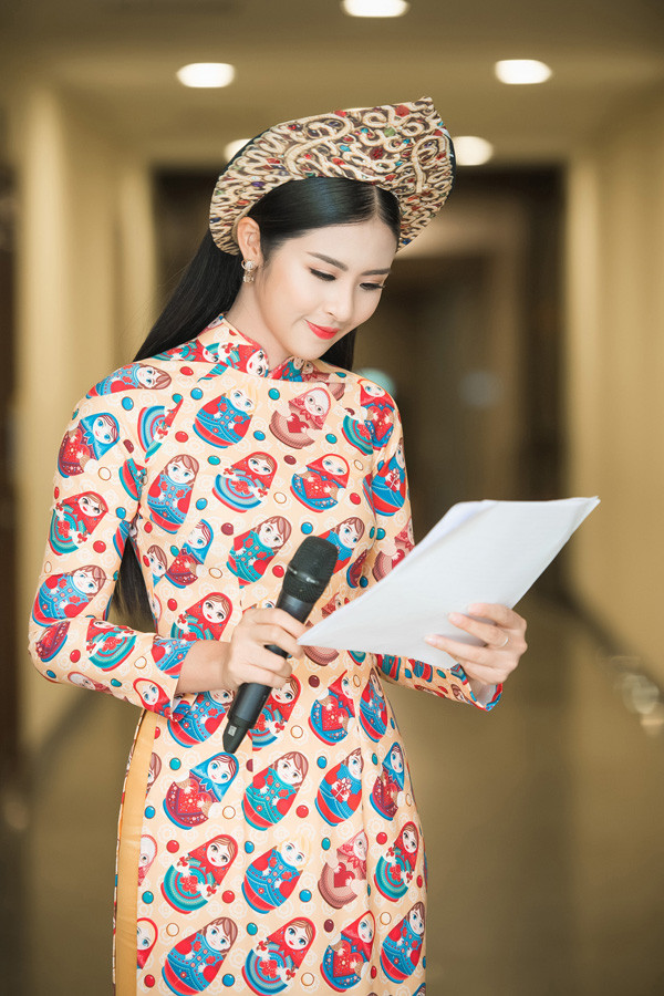 Không váy áo sexy, Hoa hậu Ngọc Hân trung thành với áo dài truyền thống