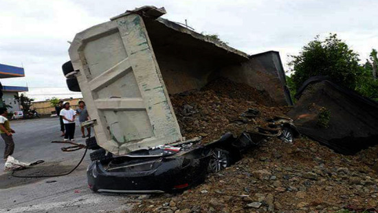 Nam Định: Ô tô tải đè nát xe con, 1 người tử vong