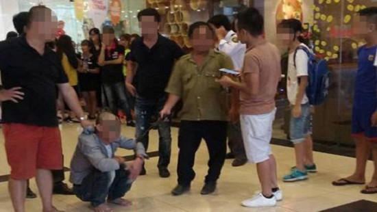 Bé gái nghi bị dâm ô tại siêu thị ở Hà Nội 