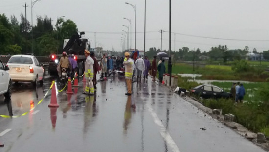 Thừa Thiên- Huế: Ô tô tông xe máy, 2 người tử vong