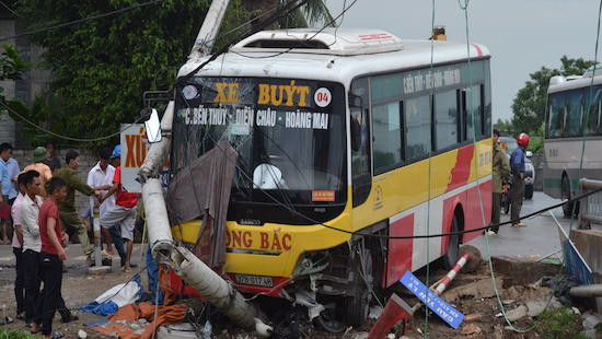 Nghệ An: Xe buýt mất lái tông chết lái xe ôm  