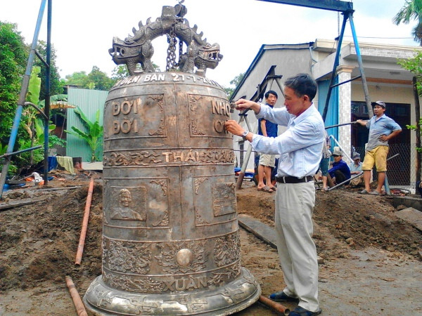 30 nghệ nhân đúc thành công chuông đồng “khủng” nặng gần 2 tấn