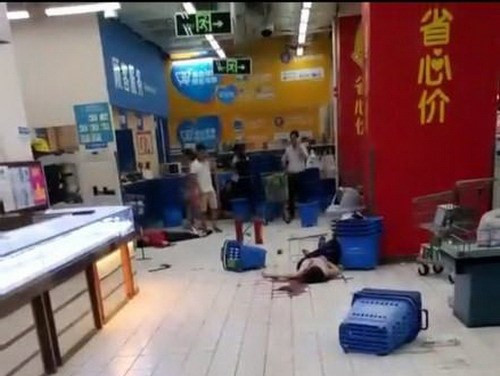Trung Quốc: Người đàn ông điên cuồng cầm dao tấn công hàng loạt người trong siêu thị