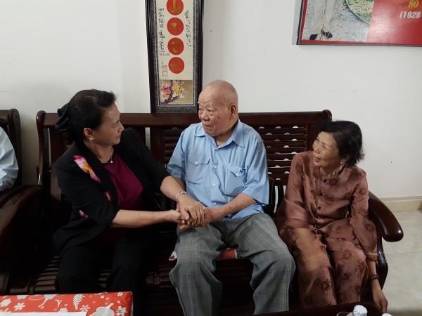 Chủ tịch Quốc hội thăm gia đình chính sách ở Quảng Nam