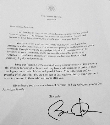 Chữ ký của ông Obama bất ngờ xuất hiện trong 200 bức thư chào mừng công dân mới