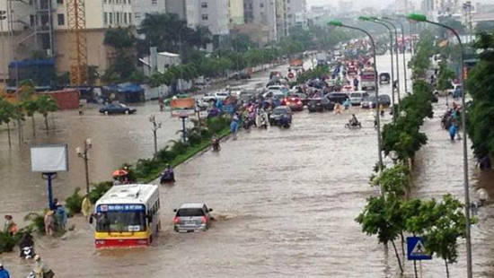 Hà Nội: Sau cơn mưa lớn, nhiều tuyến phố ngập sâu trong nước