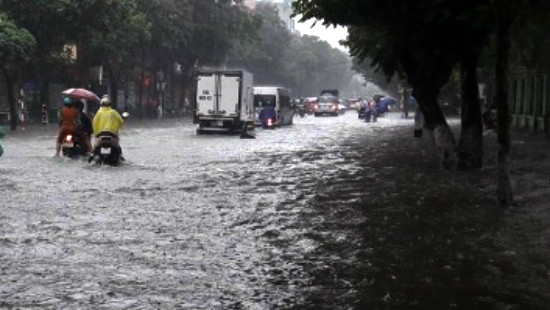 Hà Nội: Sau cơn mưa lớn, nhiều tuyến phố ngập sâu trong nước