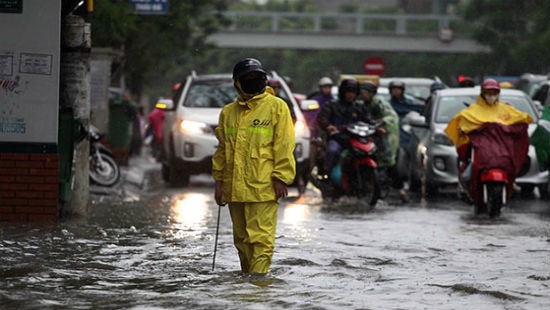 Hà Nội: Sau cơn mưa lớn, nhiều tuyến phố ngập sâu trong nước