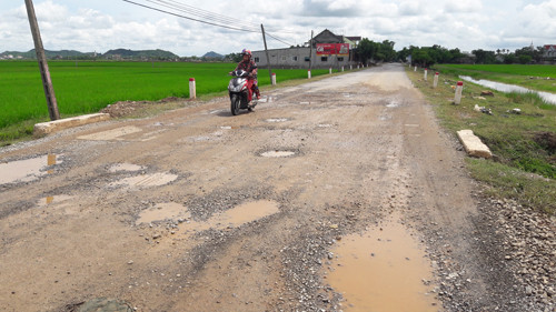 Nghệ An: Đường tỉnh lộ xuống cấp tiềm ẩn nguy cơ gây tai nạn