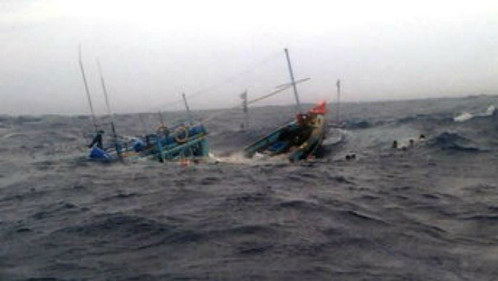 Tàu cá Bình Thuận bị chìm, 10 ngư dân được cứu