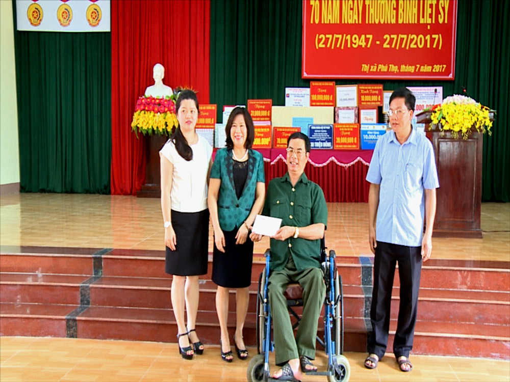 Phó Chánh án TANDTC Nguyễn Thuý Hiền thăm, tặng quà Trung tâm Điều dưỡng người có công tỉnh Phú Thọ