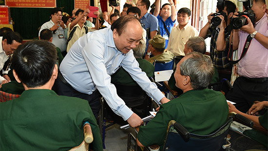 Thủ tướng thăm Trung tâm điều dưỡng thương binh và người có công
