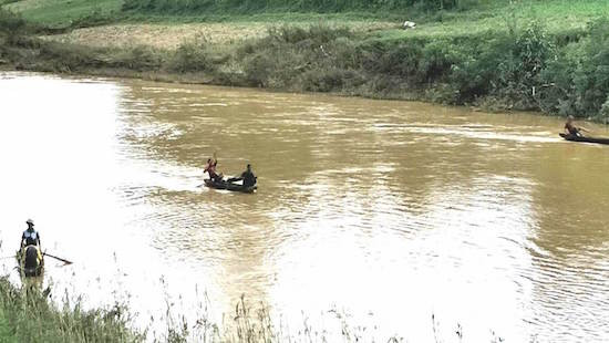 3 mẹ con rơi xuống sông Ngàn Sâu, 1 người mất tích