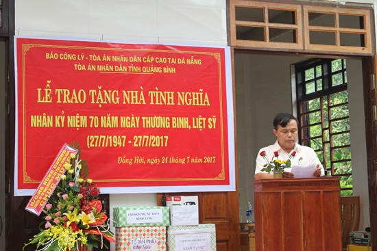 TAND Cấp cao tại Đà Nẵng phối hợp với Báo Công lý trao tặng nhà tình nghĩa cho các gia đình liệt sỹ