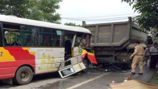 Tuyên Quang: Xe bus húc đuôi xe đầu kéo, 1 nữ hành khách tử vong