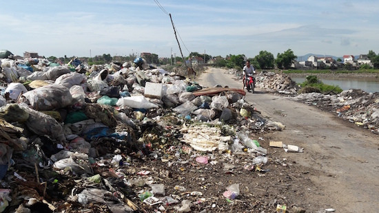 Sau phản ánh, rác vẫn ngập đường đê, ven bờ sông Bùng