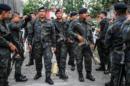 Đông đảo cảnh sát bảo vệ phiên tòa xét xử sáng nay (Ảnh: AFP)