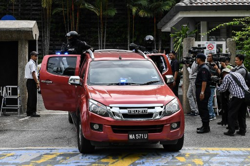 Cảnh sát hộ tống chiếc xe được cho là chở Đoàn Thị Hương sáng ngày 28/7 (Ảnh: AFP)